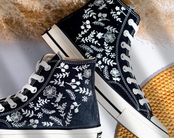 Handstickerei Chuck Taylor, Schwarze Turnschuhe mit Weißen Blumen und Lorbeerblättern bestickt, Vintage Schuhe, Vintage Schuhe, Individuelle Geschenkidee