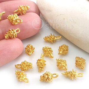 Gold Nadelbaum Kegel Charms, 22K vergoldet Tropfen Charms, Mini Gold Armband Charms, Gold Schmuckzubehör, 10 Stück