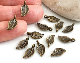 12 breloques feuilles en métal plaqué bronze antique - Mini pendentifs pendants botaniques incurvés