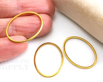 Può includere: Tre anelli ovali in metallo dorato. Gli anelli hanno un diametro di circa 2,5 cm.