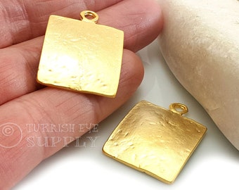 Ciondolo in oro quadrato martellato, 22k oro placcato, gioielli minimalisti, ciondolo geometrico, risultati dell'orecchino d'oro, gioielli turchi, 2 pc