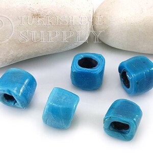 Peut inclure: Six perles carr&eacute;es en verre bleu turquoise avec un trou au centre. Les perles mesurent environ 1,2 cm de diam&egrave;tre.