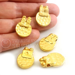 2 Stück gehämmerte Mini Gold Scheiben Charms, Tribal Münzanhänger