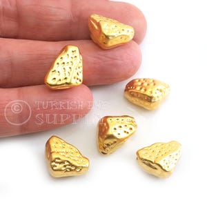 22 kt mat vergulde nuggetkralen, grote vrije-vorm spacerkralen, gehamerde gouden kralen, 2 stuks