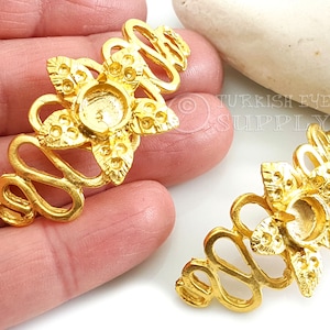 Pulsera de oro curvada en blanco con ajuste de cabujón con acento floral