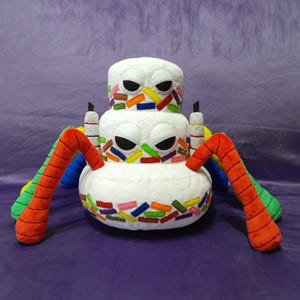 Daddy Cakelegs Legendary Bugsnak from Bugsnax 10,7” Plush Toy (27 cm)  Papastel Pattacake Bolongoranha Papá Tortaslargas 아빠 케이크거미 variant 2