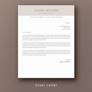 Pu&ograve; includere: Un modello di lettera di presentazione formale con uno sfondo beige e una casella di testo bianca. La casella di testo contiene il testo "LAURA WILDER ELEMENTARY TEACHER" nella parte superiore, seguito dalle informazioni di contatto e da una lettera di presentazione.