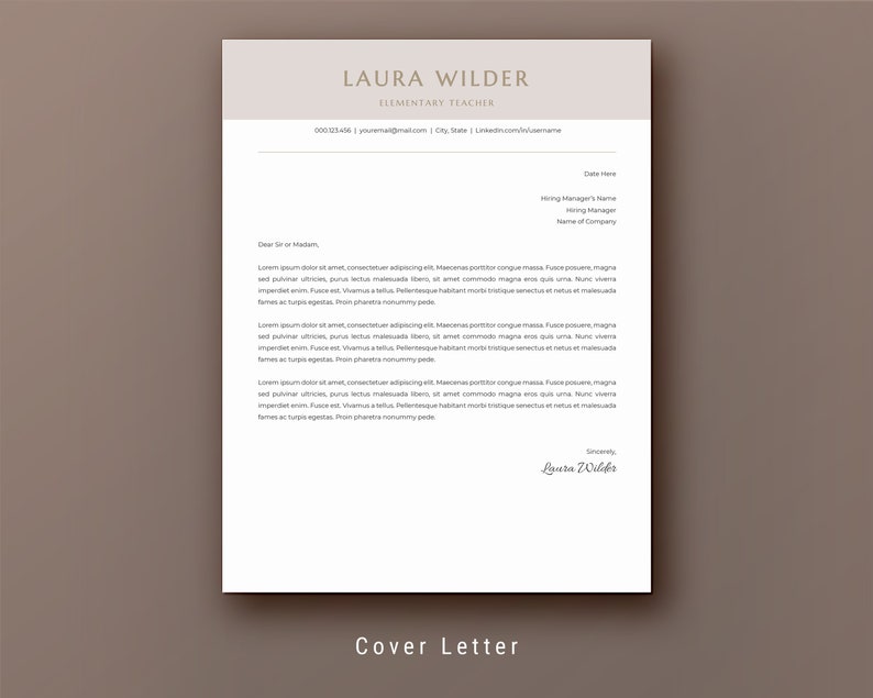 Pu&ograve; includere: Un modello di lettera di presentazione formale con uno sfondo beige e una casella di testo bianca. La casella di testo contiene il testo "LAURA WILDER ELEMENTARY TEACHER" nella parte superiore, seguito dalle informazioni di contatto e da una lettera di presentazione.