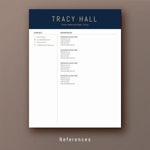 Op de afbeelding: Een zwart-witte cv-sjabloon met de naam Tracy Hall en de titel "Uw professionele titel" bovenaan. De cv bevat contactgegevens en een sectie voor referenties.