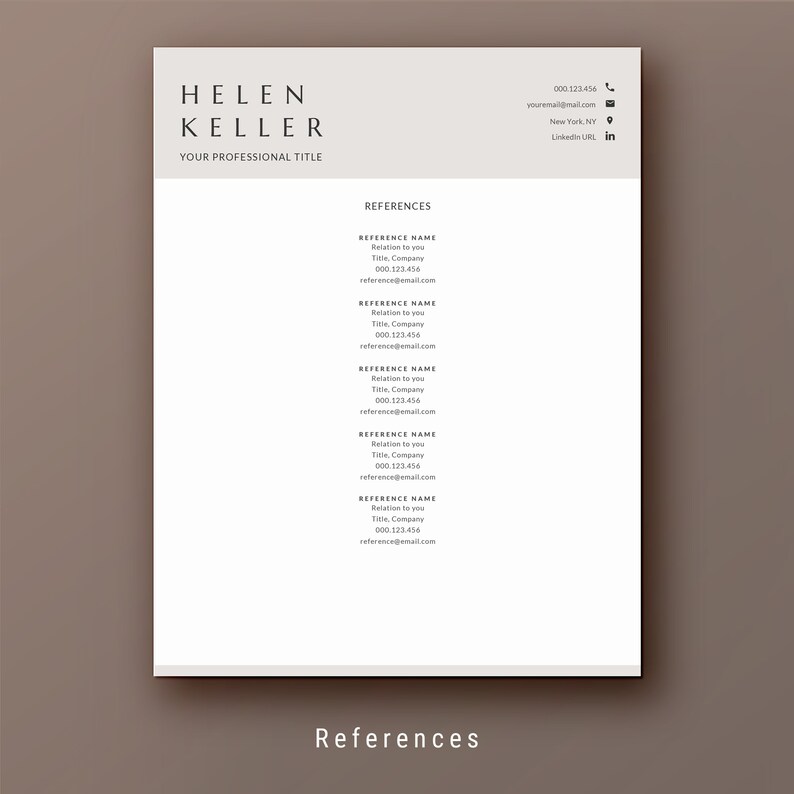 Pu&ograve; includere: Un modello di curriculum vitae semplice in bianco e nero con il nome Helen Keller e il titolo "Il tuo titolo professionale" in alto. Il curriculum vitae include una sezione per i riferimenti con informazioni di contatto per cinque referenze.