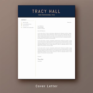 Op de afbeelding: Een formele sollicitatiebriefsjabloon met een donkerblauwe kop en gouden accenten. De kop bevat de naam "Tracy Hall" en de tekst "Uw professionele titel". De brief is gericht aan "Lucy Petterson, Wervingsmanager, Naam van het bedrijf". De brief bevat de tekst "Geachte mevrouw Petterson," en een voorbeeldtekst voor een sollicitatiebrief.