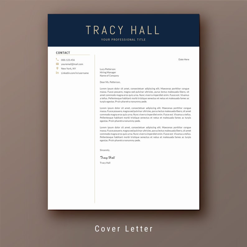 Op de afbeelding: Een formele sollicitatiebriefsjabloon met een donkerblauwe kop en gouden accenten. De kop bevat de naam "Tracy Hall" en de tekst "Uw professionele titel". De brief is gericht aan "Lucy Petterson, Wervingsmanager, Naam van het bedrijf". De brief bevat de tekst "Geachte mevrouw Petterson," en een voorbeeldtekst voor een sollicitatiebrief.