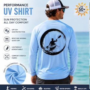 Pode incluir: Uma camisa de manga comprida azul-clara com proteção UV, apresentando um gráfico circular preto de uma pessoa a andar de caiaque nas costas. A camisa inclui o texto Performance UV Shirt, Sun Protection All Day Comfort e UPF 50+ Protection.