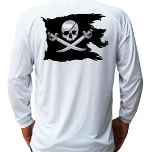 Op de afbeelding: Een wit shirt met lange mouwen en een grote afbeelding op de achterkant. De afbeelding toont een zwarte, gehavende piratenvlag met een witte schedel met een ooglapje, geplaatst boven twee gekruiste zilveren zwaarden met gedetailleerde bladen.