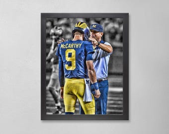 Peut inclure: Impression encadrée d'un joueur de football américain en uniforme bleu et jaune avec le nom "McCarthy" et le numéro "9" au dos. Un entraîneur en casquette et chemise bleues parle au joueur. L'arrière-plan est en noir et blanc.