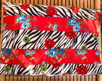 Coussin plat en patchwork fait-main piece unique tigré et fleuri rouge noir et blanc.