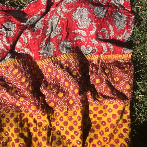 Dessus de canapé dessus de lit kantha rouge orange et jaune avec des motifs cachemire et des formes géométriques .