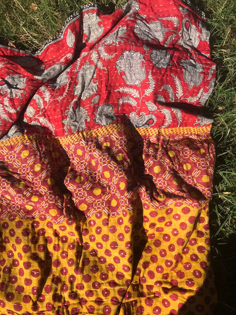 Dessus de canapé dessus de lit kantha rouge orange et jaune avec des motifs cachemire et des formes géométriques . image 1