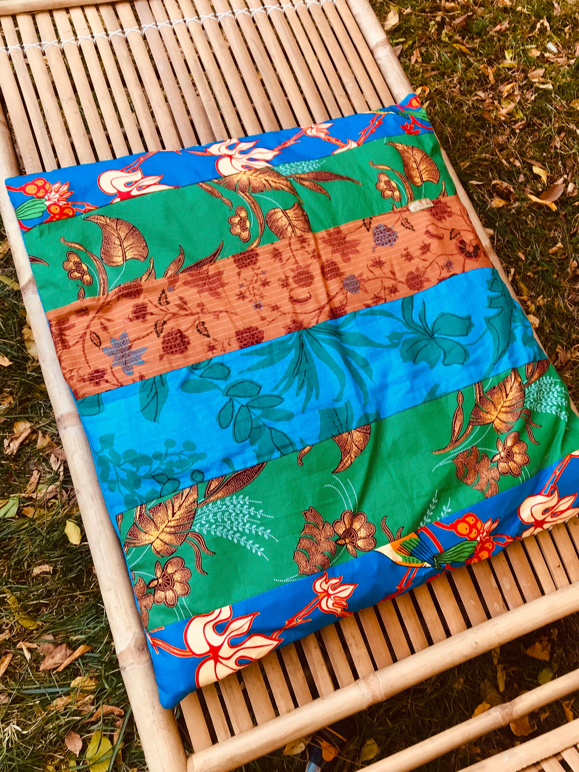 Grand Coussin Plat en Patchwork Fait Main Turquoise, Vert et Marron Afro Balinais.