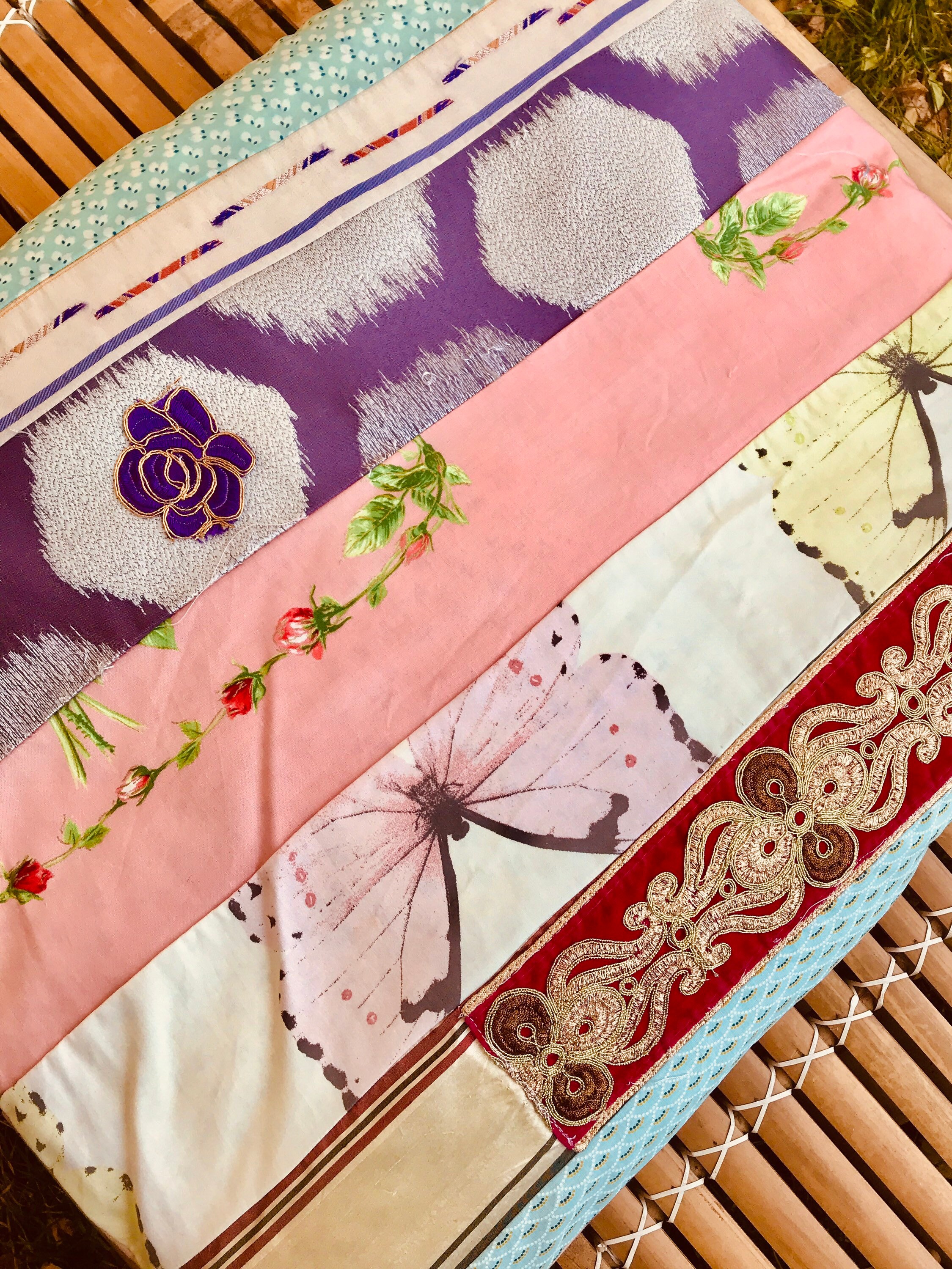 Grand Coussin Plat en Patchwork Fait-Main Rose Pâle et Bleu Papillons.