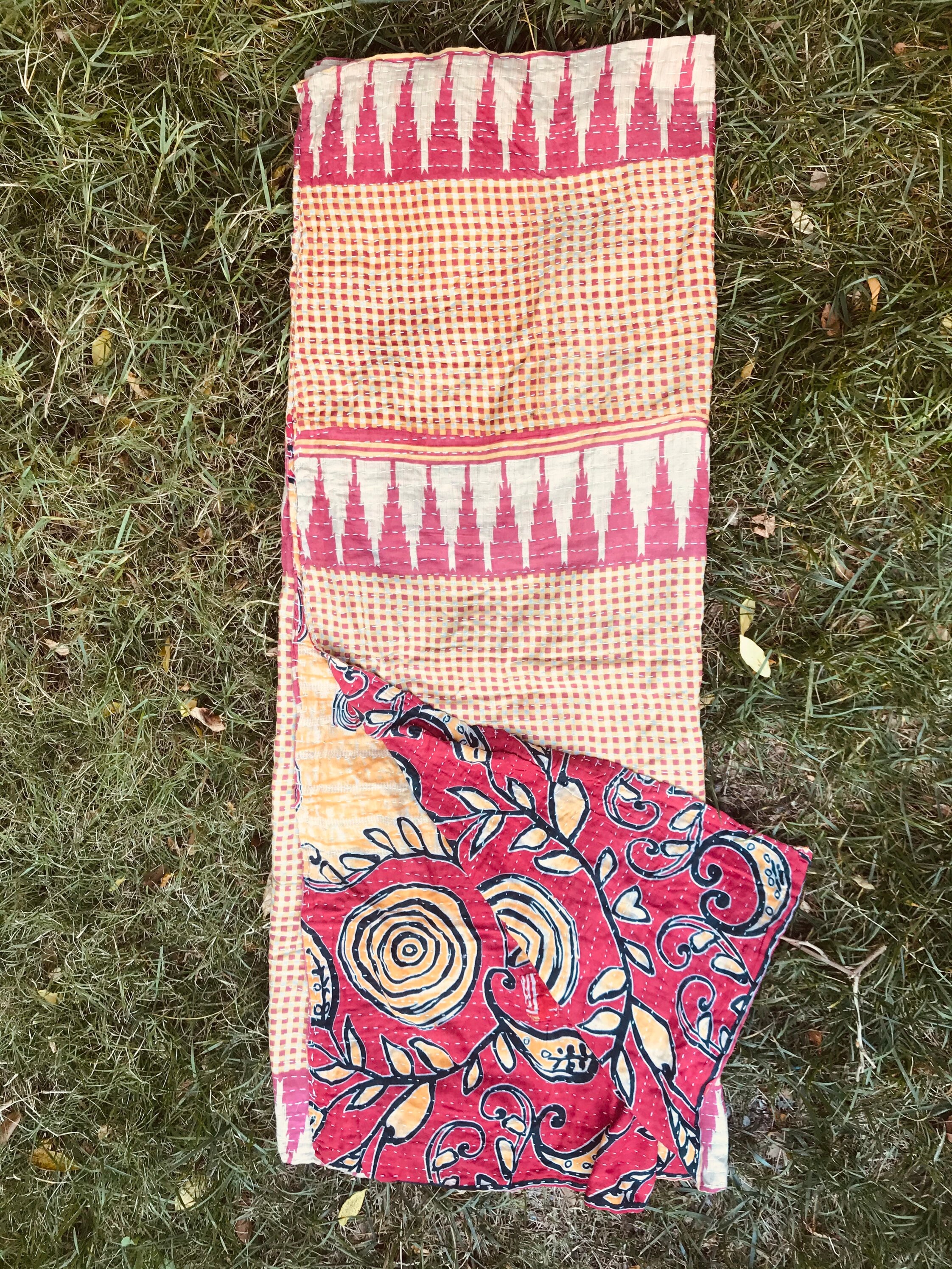 Dessus de Canapé Dessus Lit Kantha Rouge, Beige et Rose