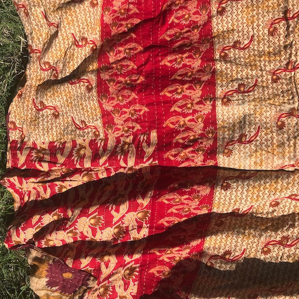 Dessus de canapé dessus de lit kantha rouge et beige d’un côté et bordeaux et jaune de l’autre