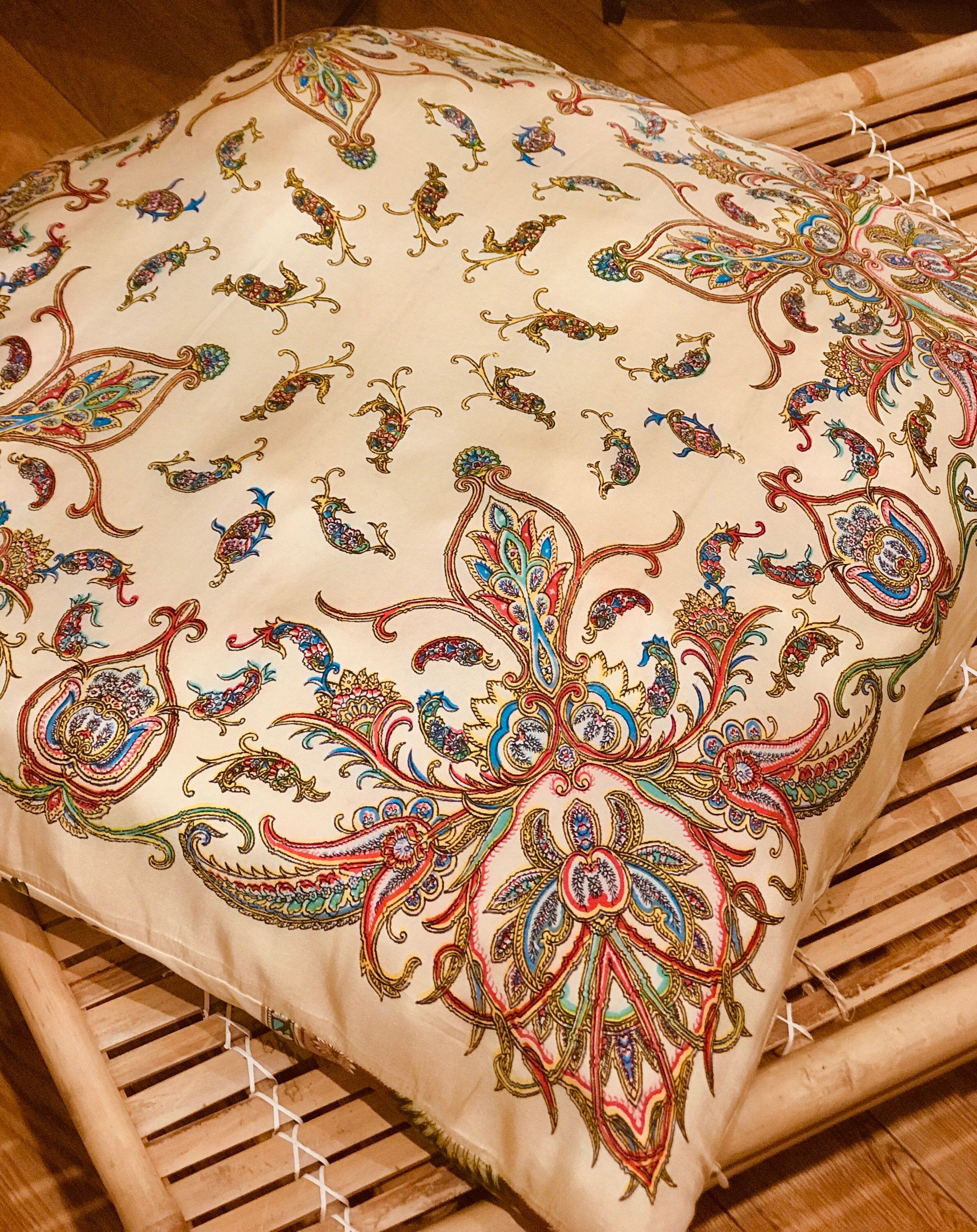 Tres Grand Coussin Carré en Soie Vintage Imprimé Écru