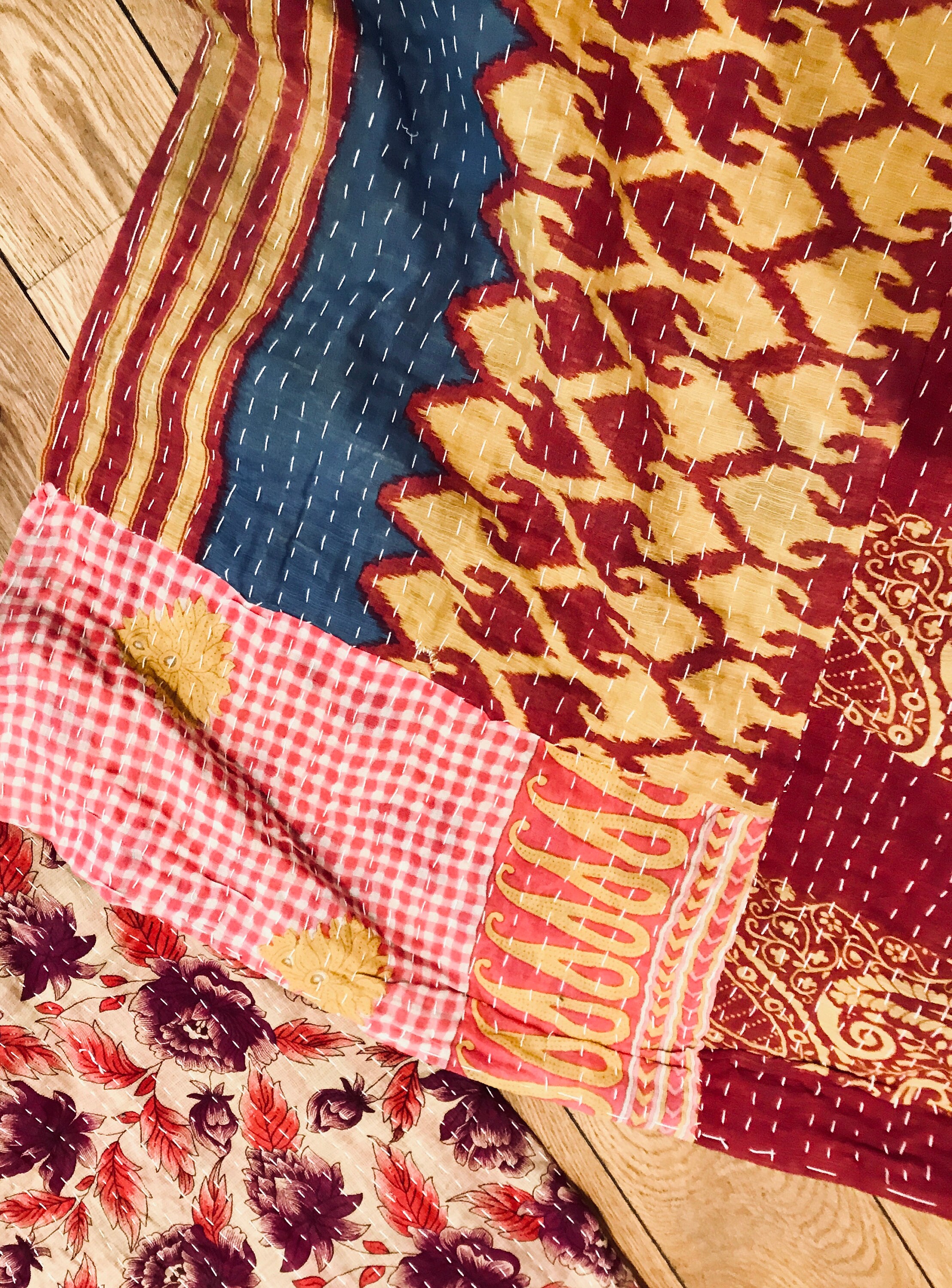 Dessus de Canapé Dessus Lit Kantha Rouge, Jaune, Bleu et Bordeaux à Imprimés Traditionnels Fleuris G