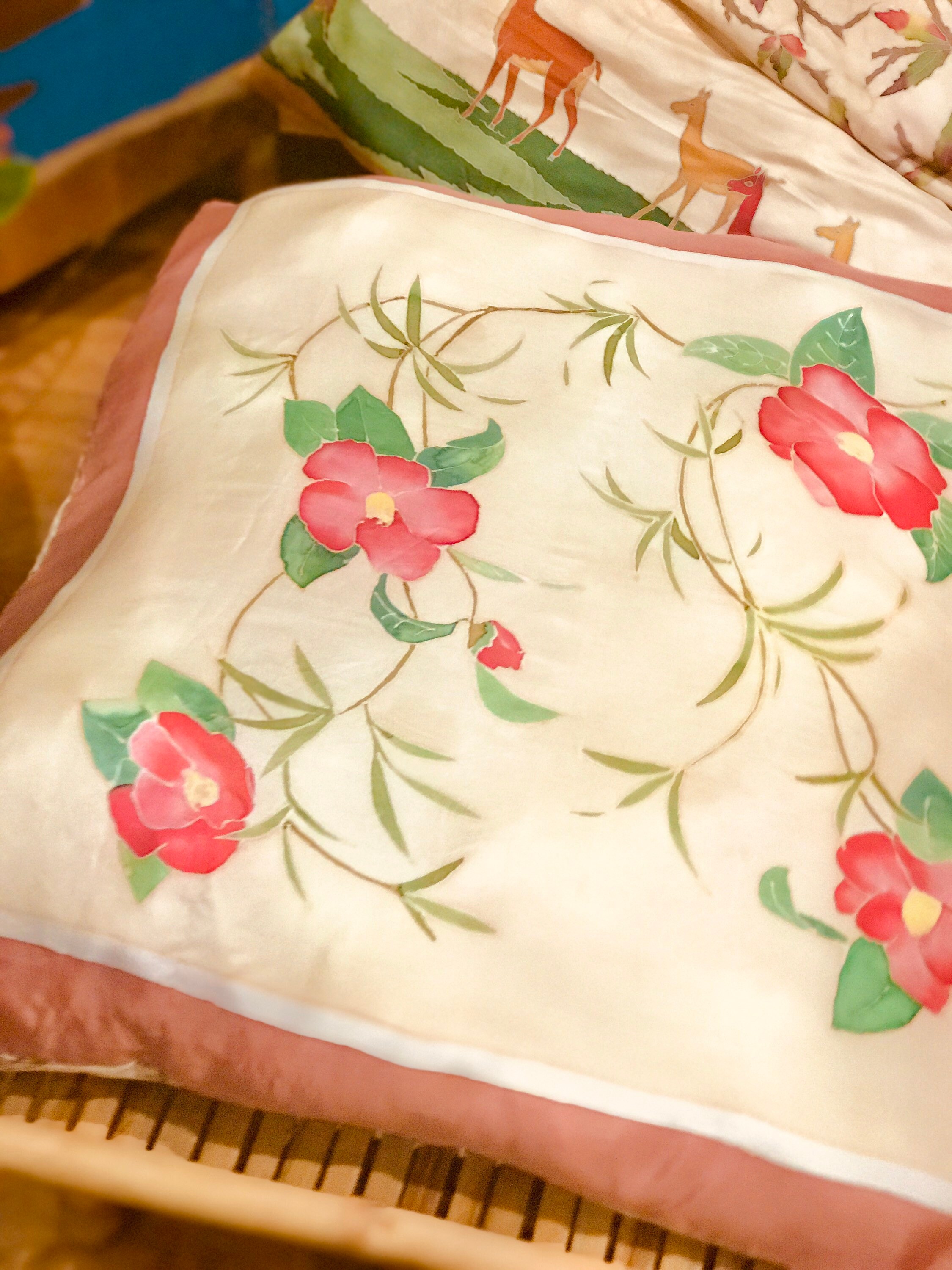 Tres Grand Coussin Carré en Soie Vintage Imprimé Écru