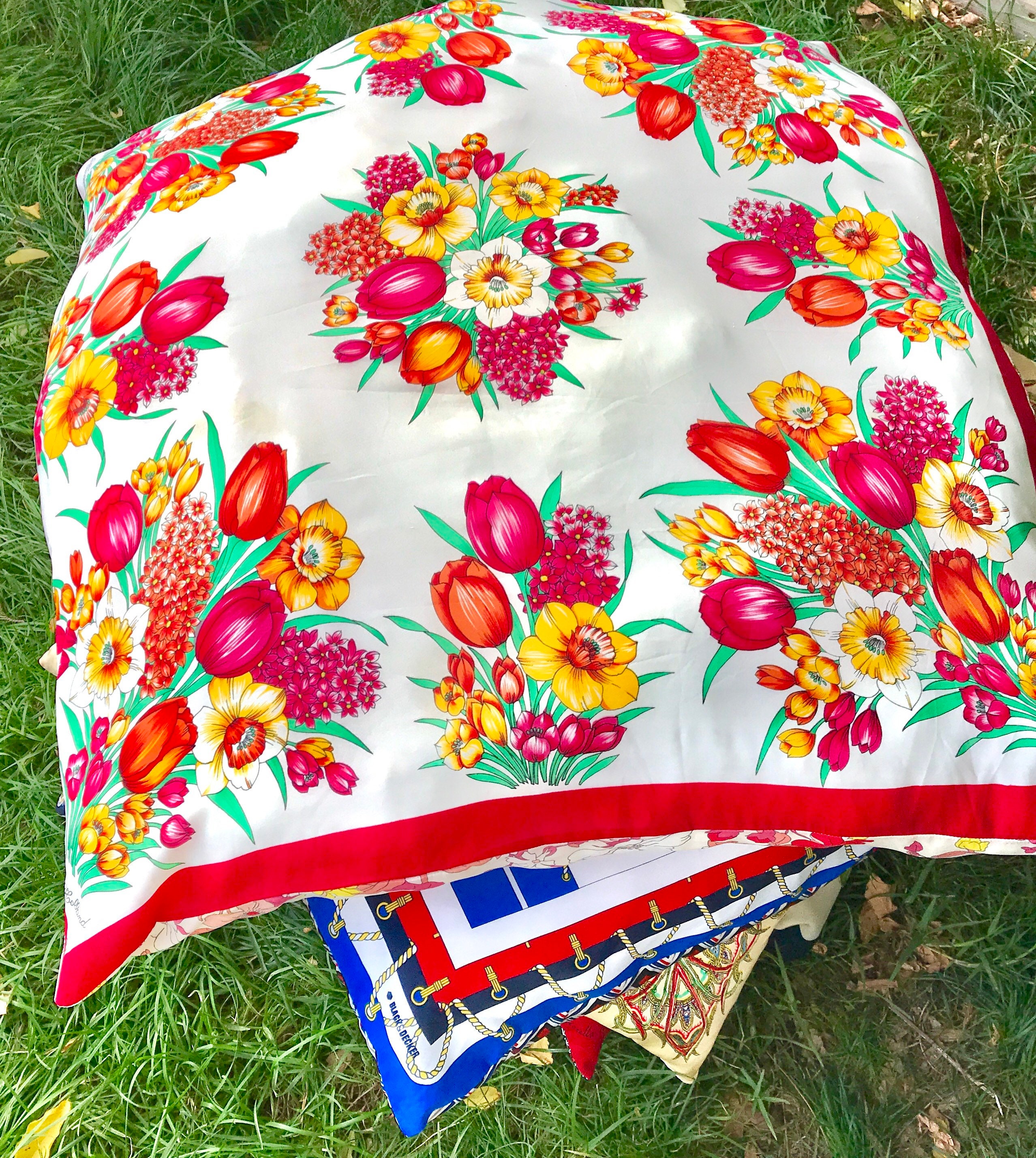 Tres Grand Coussin Carré en Soie Vintage Blanc et Rouge à Fleurs
