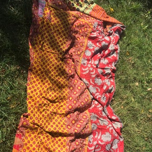 Dessus de canapé dessus de lit kantha rouge orange et jaune avec des motifs cachemire et des formes géométriques . image 2