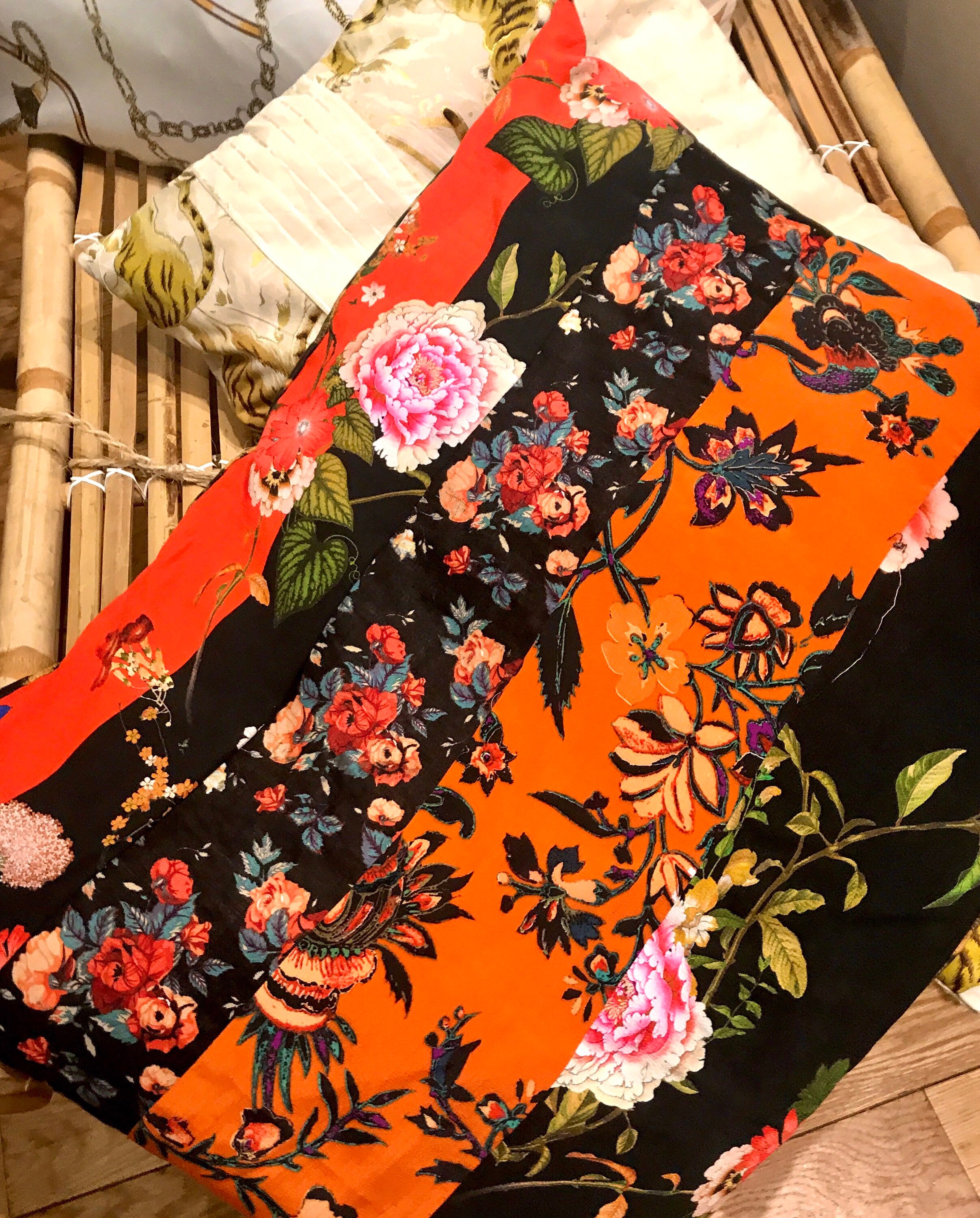 Coussin Plat en Patchwork Fait Main Noir, Orange et Rouge Indo Japonais à Fleurs