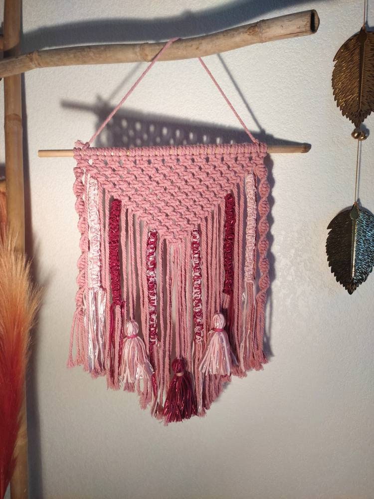 Tenture Murale en Macramé Rose, Pompons Macramé, Décoration d'intérieur, Déco Bohème, Suspension, Ma