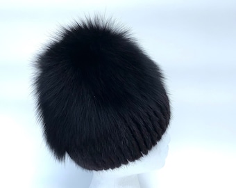 北極のシルバーフォックスファーのポンポンが付いたニットのリアル