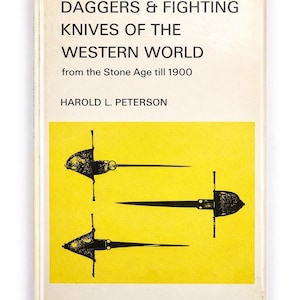 Peut inclure: Une tasse en céramique blanche avec une anse noire et le texte "But First, Coffee" dans un style manuscrit. La tasse est posée sur une surface blanche. La tasse mesure environ 10 cm de haut.