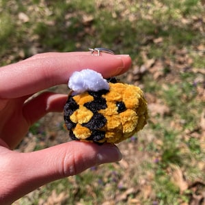 Crochet bumble bee, bee keychain, honey bee, accessory, fluffy bee, bee plushie, stuffed animal, crochet plushie