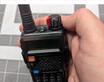 Pode incluir: Um rádio bidirecional preto com uma manivela vermelha e uma antena preta. O rádio tem uma tela pequena e um teclado. O texto "Radio NOT Included!!!" é exibido acima do rádio.