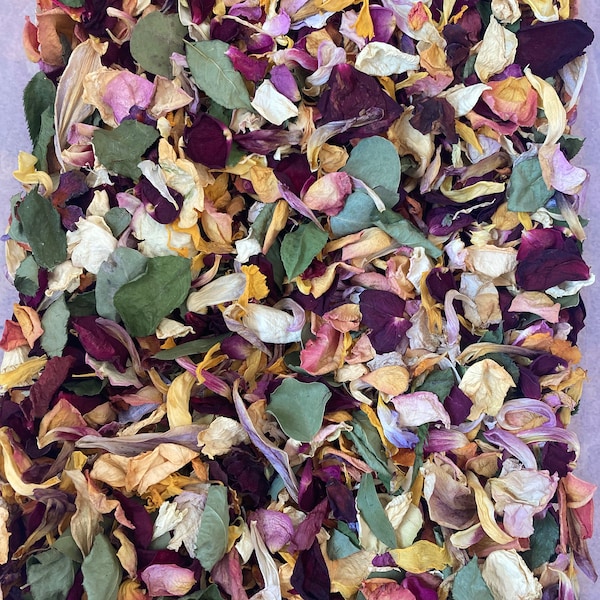 Pack of mixed dry flowers. Natural confetti petals. Beautiful and colourful petals. Wedding confetti.