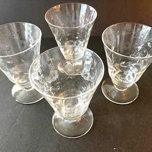 Juego de cuatro copas de zumo vintage de cristal tallado con pie. Beaumont de Rock Sharpe. Fabricadas en EE. UU.