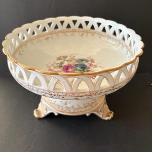 Antikes altes Paris 1874 feines Porzellankompott-Mittelstück. Durchbrochenes Design, handbemalt mit floralen und vergoldeten Details auf einem Sockel mit Fuß