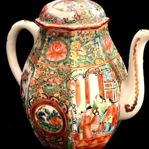 Antiek Chinees Famille Rose-medaillon, handgemaakt en handgeschilderd met vergulde details. porseleinen koffie-/theepot.