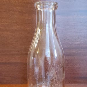 Bouteille de lait vintage d&#39;un litre en verre transparent gaufré