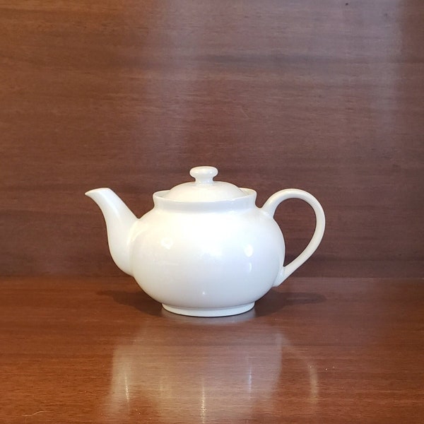 Six Cup White Ceramic Mrs Tea Teapot by Mr Coffee