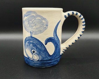 ドーチェスター陶器（イギリス）製、愛らしい笑顔のクジラが描かれた風変わりなマグカップ。1970年代頃のブルー＆ホワイト食器コレクションより。