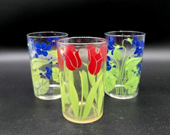 Juego de tres vasos de zumo vintage decorados con flores rojas y azules.
