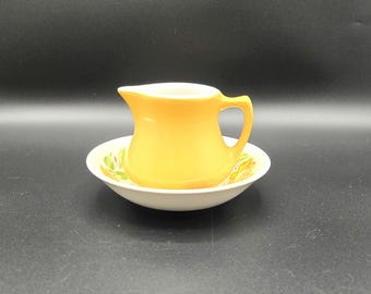 Słonecznożółta śmietanka z lat 40. z kolekcji Resturant Ware Hall z pasującą misą z owocami Shenandoah Ware