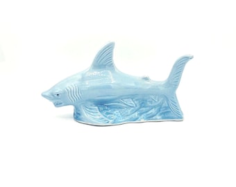 Tubarão de cerâmica colecionável estilo moderno de meados do século XX / Peça de decoração para casa com temática da vida marinha, feita à mão pela MCS do Brasil.