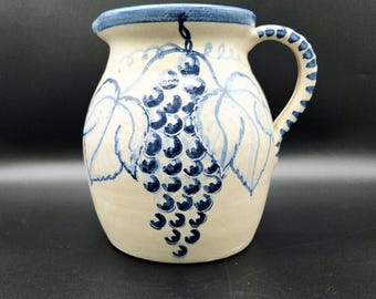 Brocca in gres della Dorchester Pottery Massachusetts, appartenente alla collezione di stoviglie blu e bianche, realizzata dal maestro tornitore Nando Ricci nel 1970.