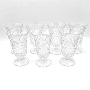 Puede incluir: Juego de seis copas de vidrio transparente con un patrón texturizado en forma de diamante. Las copas tienen un tallo corto y una base ancha.