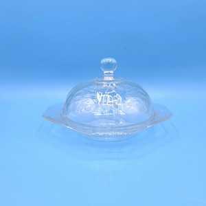 Plato para mantequilla o plato para bolas de queso con cubierta de cristal transparente estilo Depresión de Madrid de los años 30